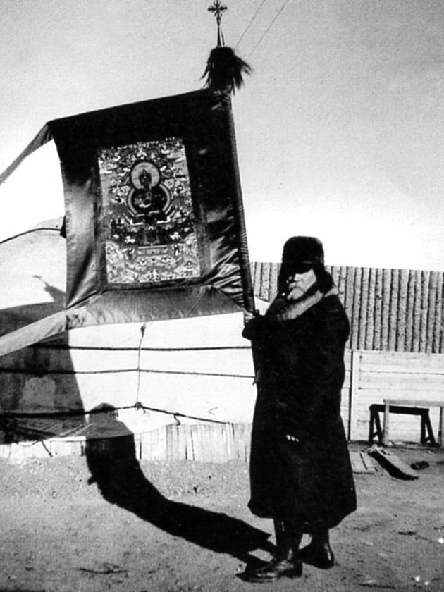 Николай Константинович Рерих с танкой Шамбалы в руках. Монголия, 1927 год