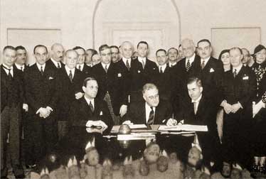 Подписание Пакта Рериха в Белом Доме, Вашингтон, США. 15.04.1935
