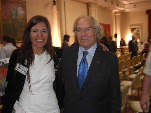 Con Adolfo Pérez Esquivel, escultor, arquitecto y pacifista argentino. En 1980 recibió el Premio Nobel de la Paz por su compromiso con la defensa de los Derechos Humanos en Iberoamérica. Es uno de los más activos en las protestas contra el Área de Libre Comercio de las Américas (ALCA).