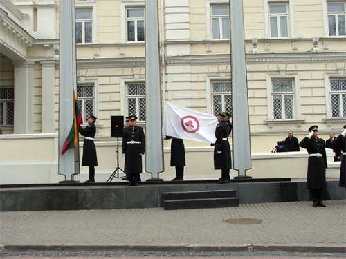 15 апреля 2009 г. в 10 час. утра торжественно подняты государственный флаг Литвы и Знамя Мира у здания Министерства обороны Литвы.