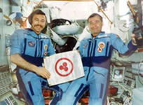 Los cosmonautas de A.N.Balandin y G.M.Strekalov con la Bandera de la Paz a bordo del complejo orbital pilotado 