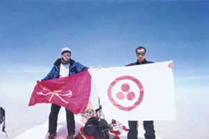 La cima occidental el Elbrus. 11 de mayo de 2003 de 13 horas. La bandera de San Petersburgo y la Bandera de la Paz