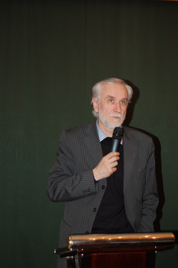Vladimir Budanov  el doctor de las ciencias filosficas, el colaborador cientfico principal del sector de los problemas interdisciplinarios del desarrollo cientfico-tcnico del Instituto de la filosofa de la Academia de Ciencias de Rusia.